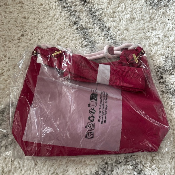 Lululemon Convertible Ruched Crossbody
Bag 6.5L berry rumble - Picture 3 of 6